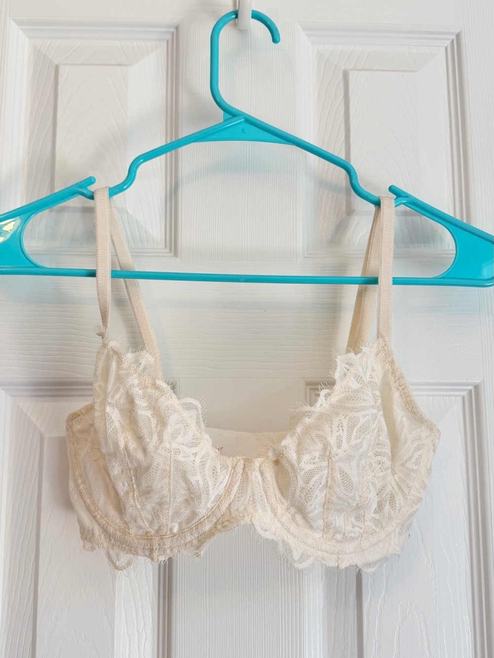 Victoria's Secret Cream Lace Underwire Bra